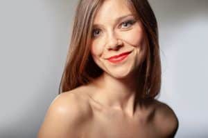Portrait serré d'une femme souriante
