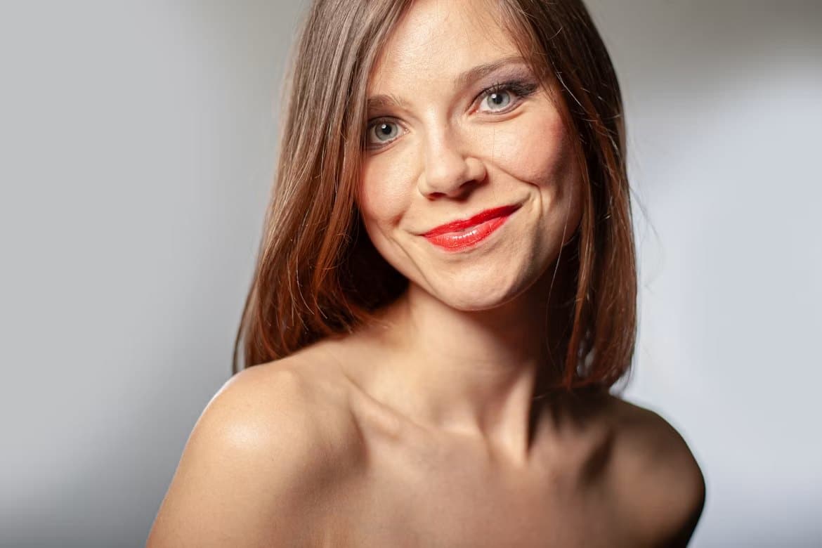 Portrait serré d'une femme souriante